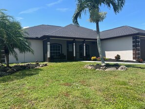 Exterior - 3-bedroom house in phenomenal Cape Coral with private yard and pool/spa (Cape Coral)