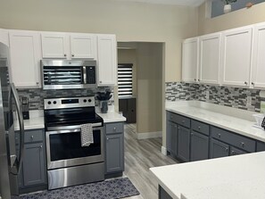 Four à micro-ondes, un four, surface de cuisson, lave-vaisselle