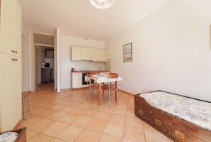 1 bedroom, bed sheets