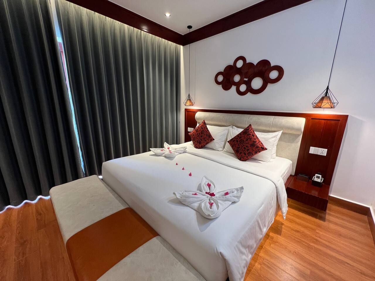 Signature Studio Suite, Pool View