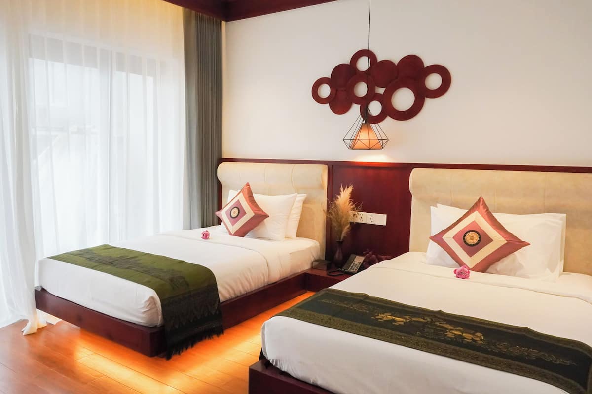 Chambre Deluxe avec lits jumeaux, balcon, vue piscine