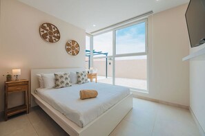 2 soveværelser, pengeskab på værelset, skrivebord, strygejern/strygebræt