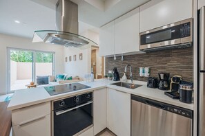 Kühlschrank, Mikrowelle, Ofen, Herdplatte