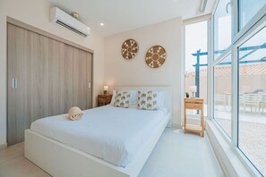 2 bedrooms, in-room safe, desk, iron/ironing board