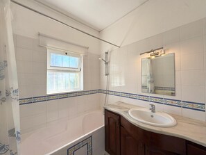 Ducha, secador de pelo, toallas