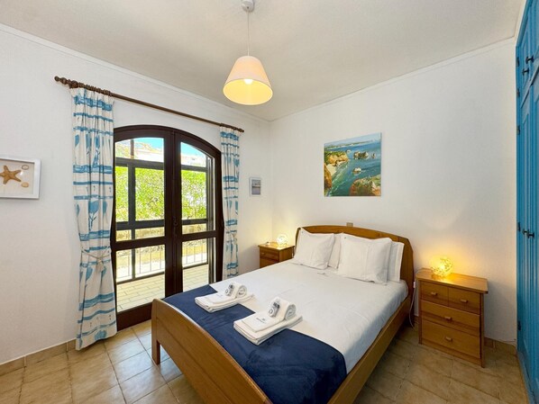 2 bedrooms, iron/ironing board, internet, bed sheets