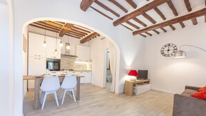 Un interior moderno con cocina, comedor y sala de estar.