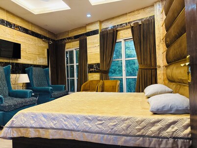 Modern 1BR Apartment & Kitchen Near MM Alam, Gulberg 3, Liberty Market, Stadium