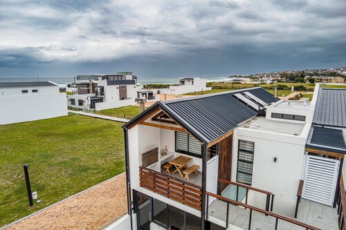 Complete, Modern 2 bedroom, 2 bathroom Apartment on the beach