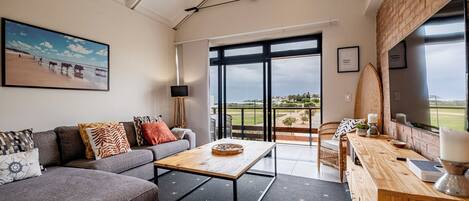 Smart TV, caminetto, libri