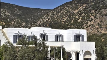 Vista frontal de la propiedad