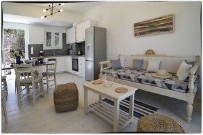 Comfort Apartment, Beach View | Living area