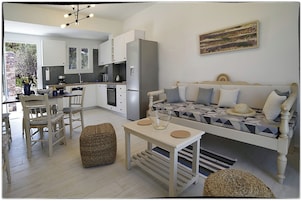 Comfort Apartment, Beach View | Living area