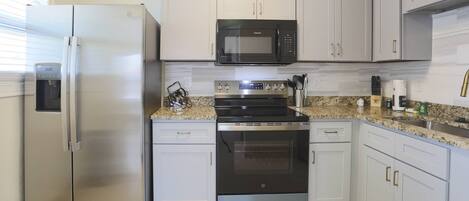 Frigorifero, microonde, lavastoviglie, macchina per tè/caffè