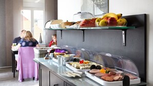 Ein Buffet mit verschiedenen Speisen und einer Glasküche.