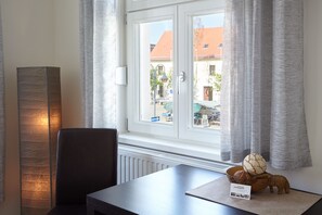 Habitación doble, baño privado, vistas a la ciudad | Servicio de la habitación