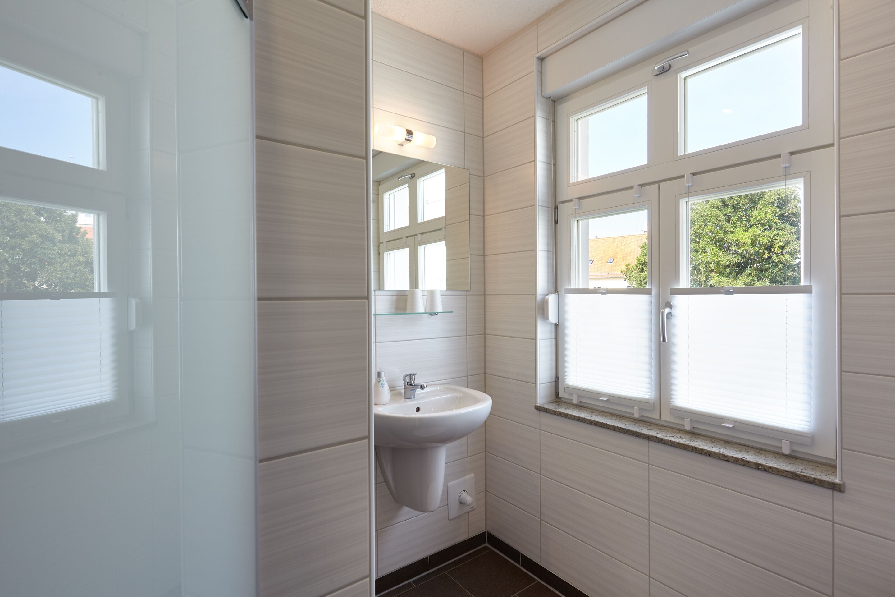 Classic-Doppelzimmer, Stadtblick | Badezimmer | Dusche, Haartrockner, Shampoo, Toilettenpapier