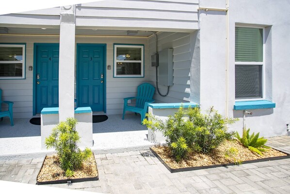 Exterior - “The Coastal Suite” 2BR/2BA – Walk to Beach & John’s Pass, King Beds, 2 Living Areas, Shared Deck (Treasure Island)