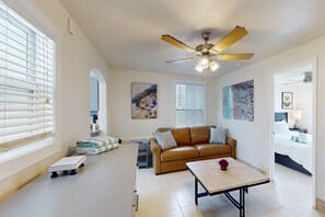 2 bedrooms, free WiFi, bed sheets - “The Coastal Suite” 2BR/2BA – Walk to Beach & John’s Pass, King Beds, 2 Living Areas, Shared Deck (Treasure Island)