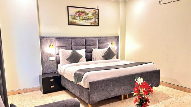 Superior Double Room | Desk, laptop workspace, soundproofing, iron/ironing board (on request) - Sumedha Elegance (Gurugram)