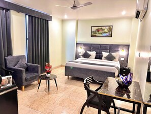 Chambre Double Supérieure | Bureau, espace de travail pour ordinateur portable