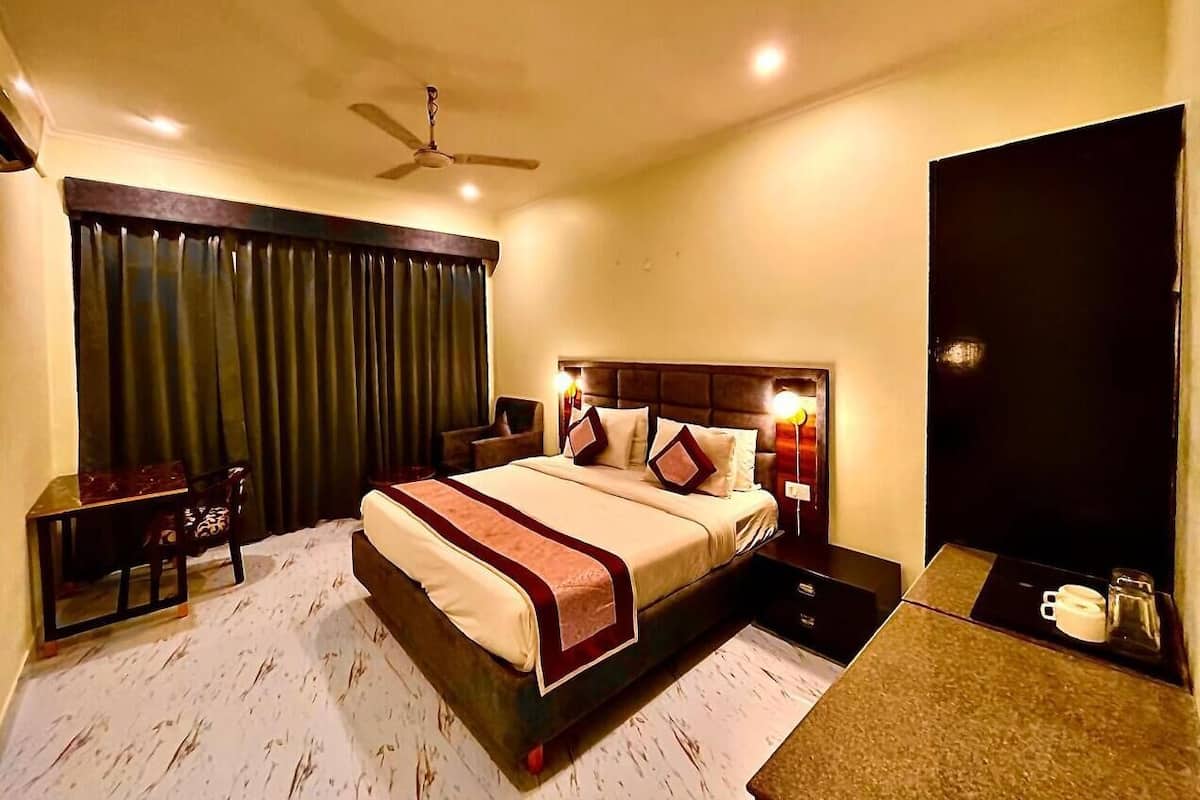 Executive Suite | Meja, ruang kerja komputer riba, seterika/papan seterika, Wi-fi percuma