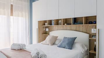2 bedrooms, travel crib, WiFi (free)