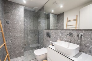 Shower, hair dryer, towels