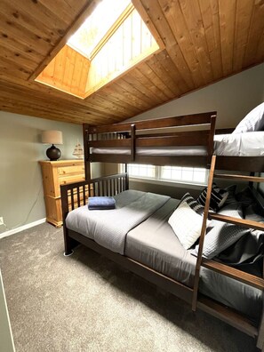 3 bedrooms, iron/ironing board, WiFi, bed sheets