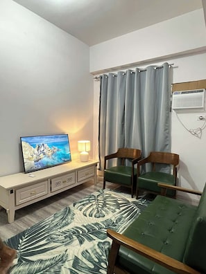 Deluxe Condo, Non Smoking, Balcony | Ruang tamu | TV Pintar 