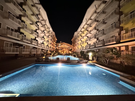 Una piscina al aire libre