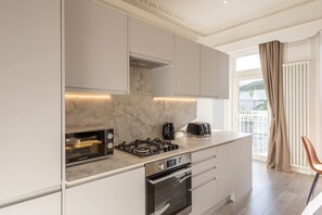 Fridge, microwave, oven, coffee/tea maker