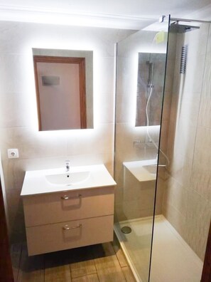 Dusche, Haartrockner, Handtücher