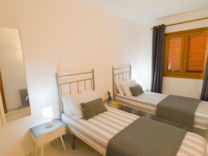 2 bedrooms, free WiFi, bed sheets - Apartment Port de Pollensa - minutes from beach (Puerto Pollensa)