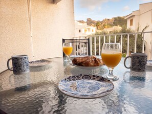 Outdoor dining - Apartment Port de Pollensa - minutes from beach (Puerto Pollensa)