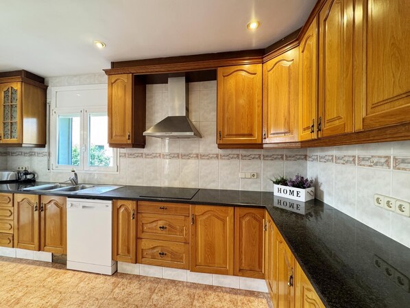 ثلاجة، ميكروويف، فرن، غسالة أطباق