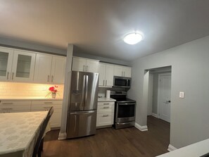 ثلاجة، ميكروويف، فرن، موقد طهي مسطح