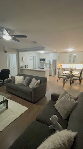 Charming 2-bedroom apartment in terrific Burlington with WiFi and free parking