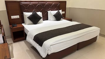 Rom – deluxe, 1 kingsize-seng, aircondition | Skrivebord, skrivebord for bærbar PC og wi-fi (inkludert)