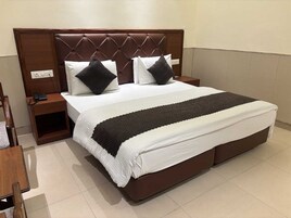 华丽客房, 1 张特大床, 空调 | 办公桌、笔记本电脑工作区、免费 WiFi