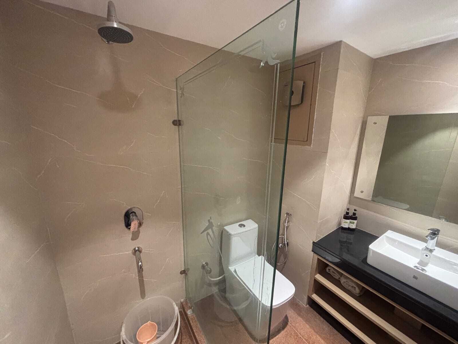 华丽客房, 1 张特大床, 空调 | 浴室 | 毛巾、肥皂、洗发水、卫生纸