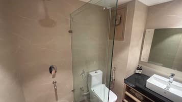 Rom – deluxe, 1 kingsize-seng, aircondition | Bad | Håndklær, såpe, sjampo og toalettpapir