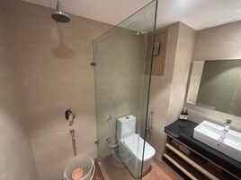 华丽客房, 1 张特大床, 空调 | 浴室 | 毛巾、肥皂、洗发水、卫生纸