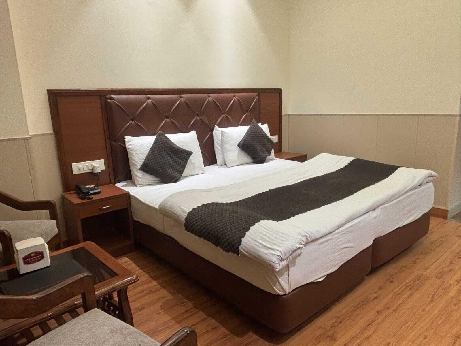 华丽客房, 1 张特大床, 空调 | 办公桌、笔记本电脑工作区、免费 WiFi