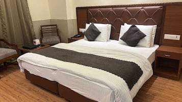 Rom – deluxe, 1 kingsize-seng, aircondition | Skrivebord, skrivebord for bærbar PC og wi-fi (inkludert)