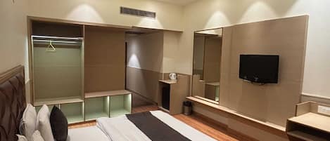 Desk, laptop workspace, free WiFi