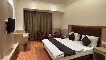 Rom – deluxe, 1 kingsize-seng, aircondition | Skrivebord, skrivebord for bærbar PC og wi-fi (inkludert)