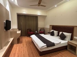 Quarto luxo, 1 cama King, ar-condicionado | Escrivaninha, espaço de trabalho para notebook, Wi-Fi de cortesia