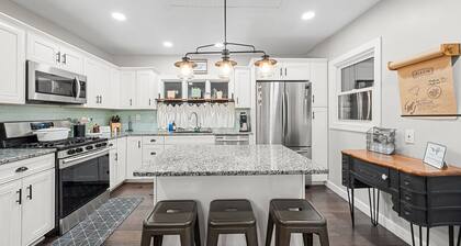 New! Bright Beautiful Farmhouse on Oak