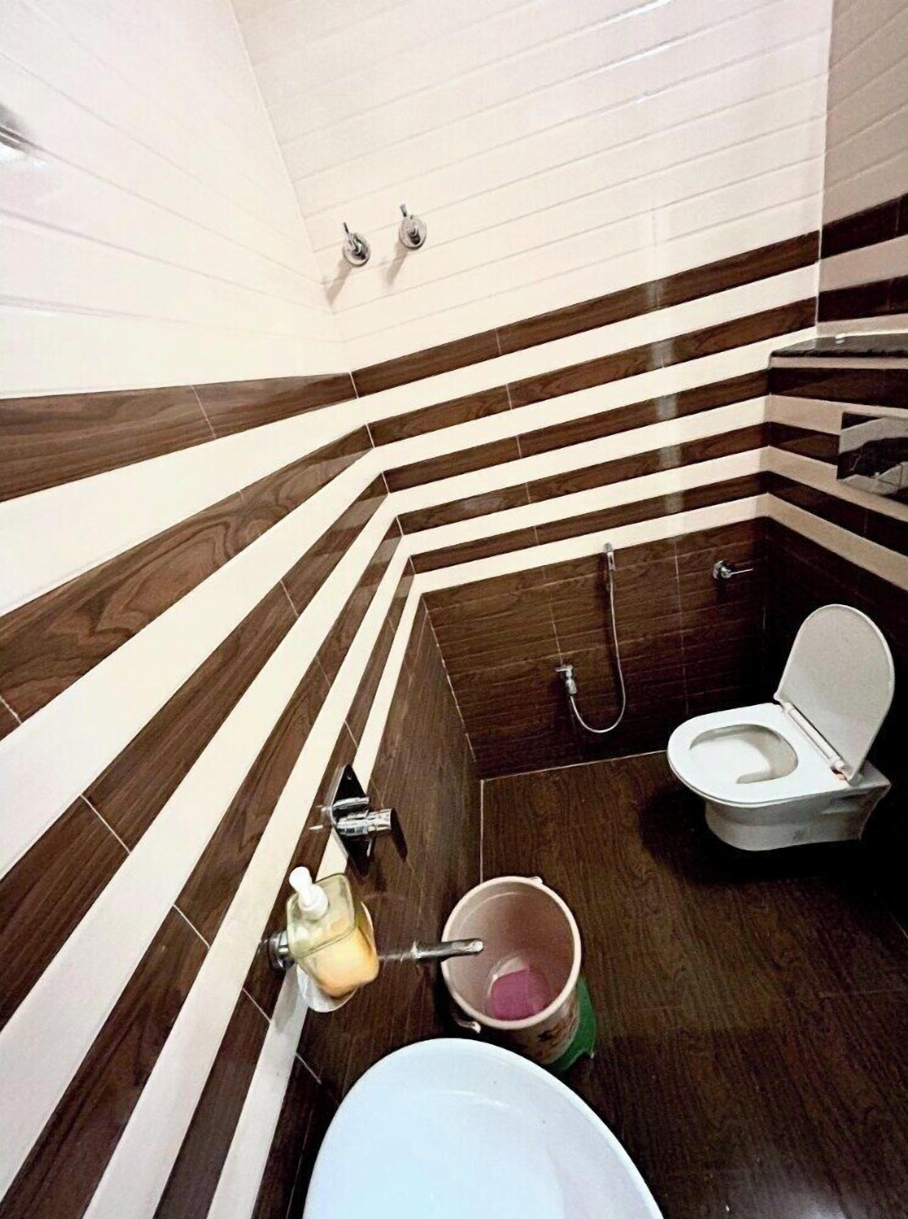 Deluxe Double Room | Bathroom | Towels, soap, shampoo